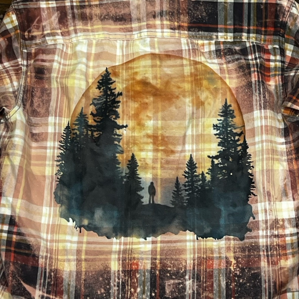 Men's Plaid Flannel With Full Moon & Forest Design, Men's‎ Size Medium - Picture 7 of 9